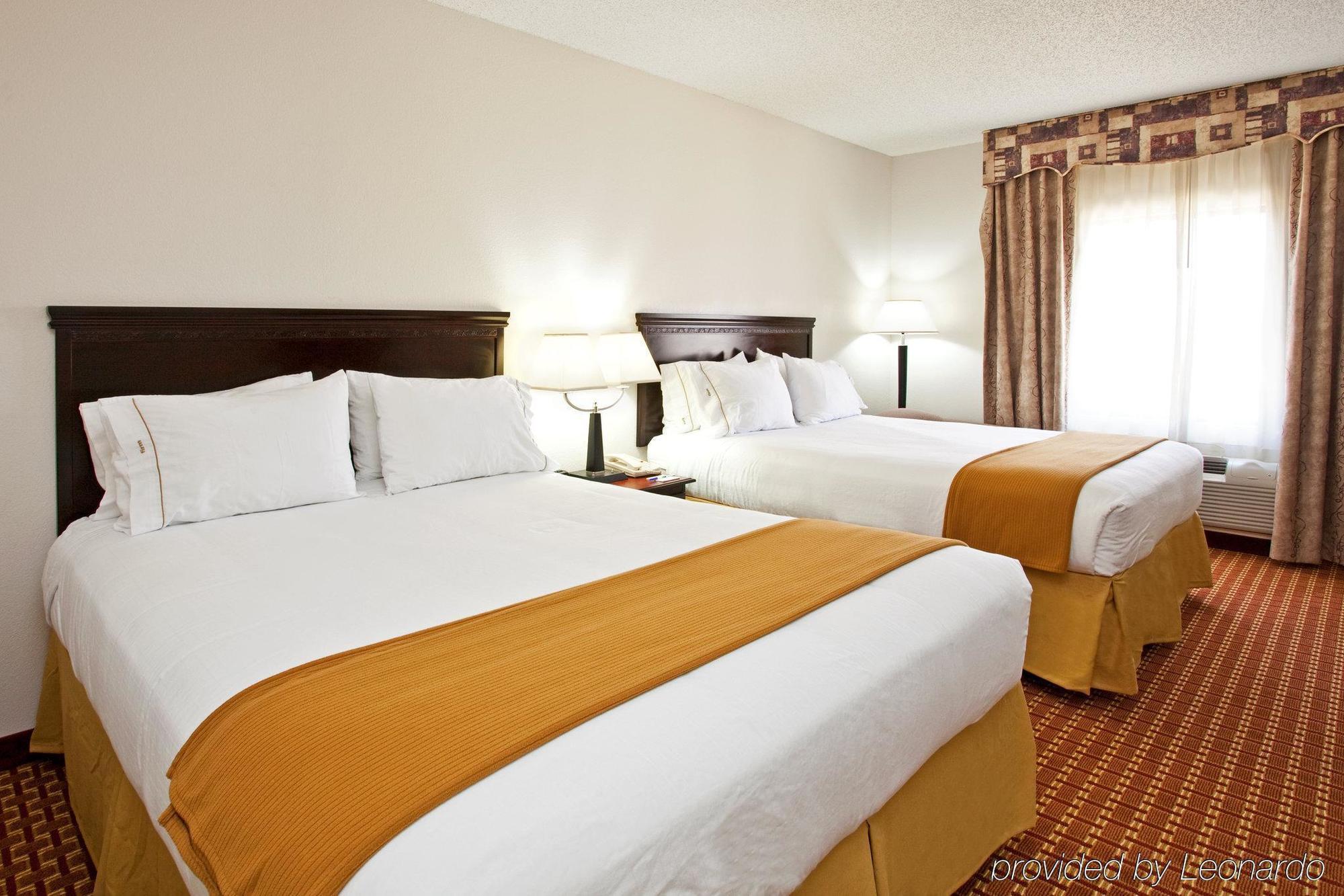 Holiday Inn Express Clanton Room photo